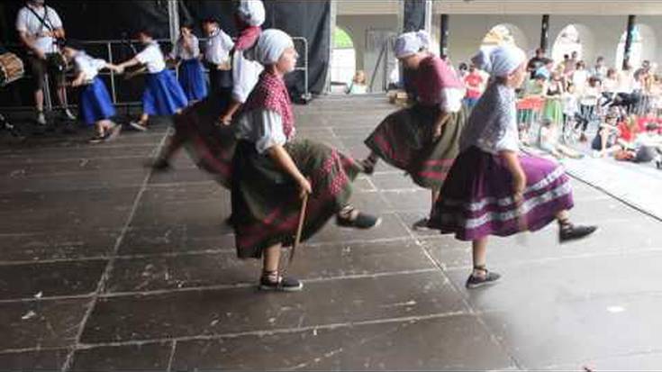 Oreretatik etorri dira Ereintzako kideak dantza egitera