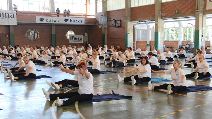 Beroari aurre eginez, gimnastika erakustaldia egin dute Biyak Bat elkarteko kideek