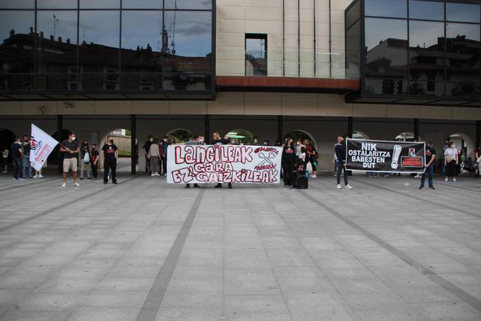 Jasaten ari diren kriminalizazioaren aurka protesta egin dute ostalariek