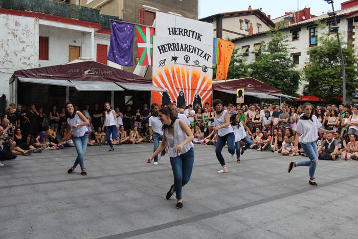 Bilera irekia egingo dute gaur, aurtengo Sorgin Jaiak prestatzen hasteko
