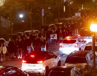 Larunbateko manifestaziora joateko autobuseko txartelak salgai jarri dituzte