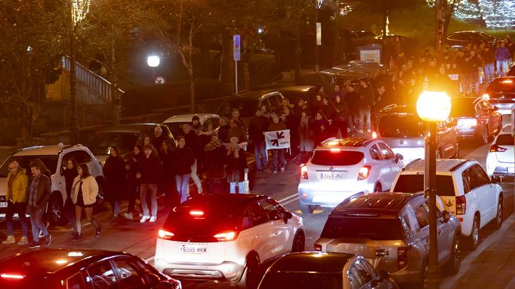 Larunbateko manifestaziora joateko autobuseko txartelak salgai jarri dituzte