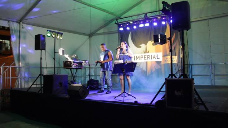 Duo Imperialek Selena abeslariaren 'Como la flor' kantua eskaini du