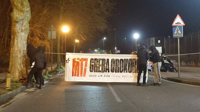 Pikete informatiboekin eta errepideak moztearekin ekin diote greba egunari