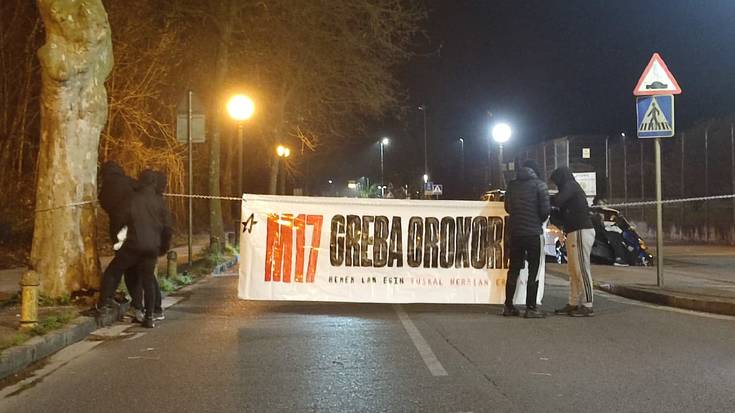 Pikete informatiboekin eta errepideak moztearekin ekin diote greba egunari