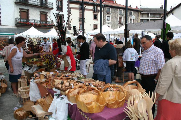 Santa Ana azoka gaur Okendo plazan