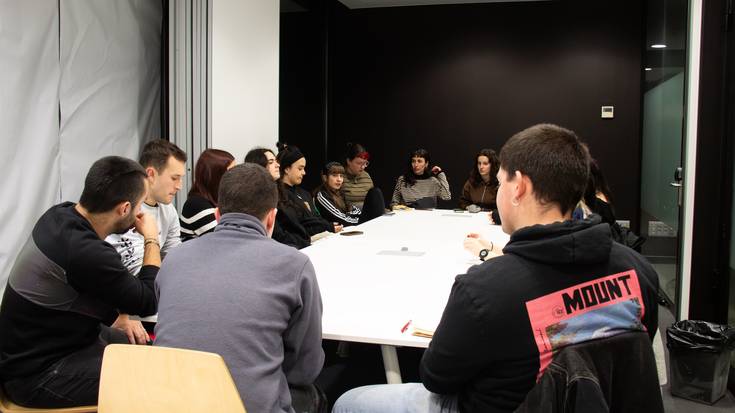 Elkartzen jarraitzen dute Kriseilu asanbladako kideek