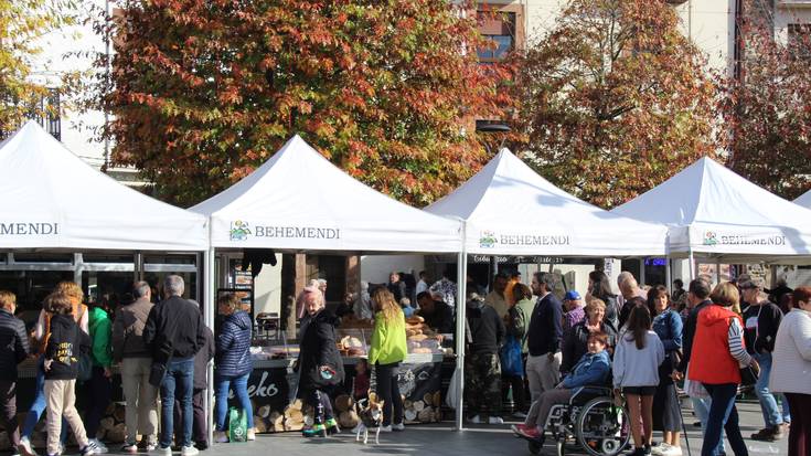 Baserriko produktuen erakusleiho bilakatu dute Okendo plaza