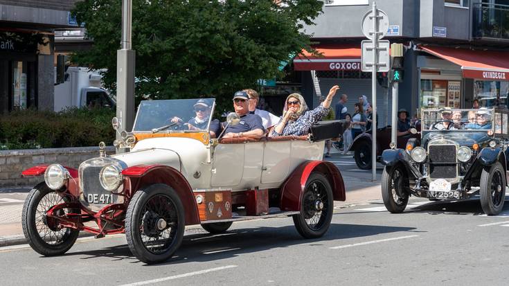 Talbot markako auto klasikoak herrian barrena ibili dira