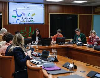 Bizipoza Eskola aurkeztu dute Eusko Legebiltzarrean