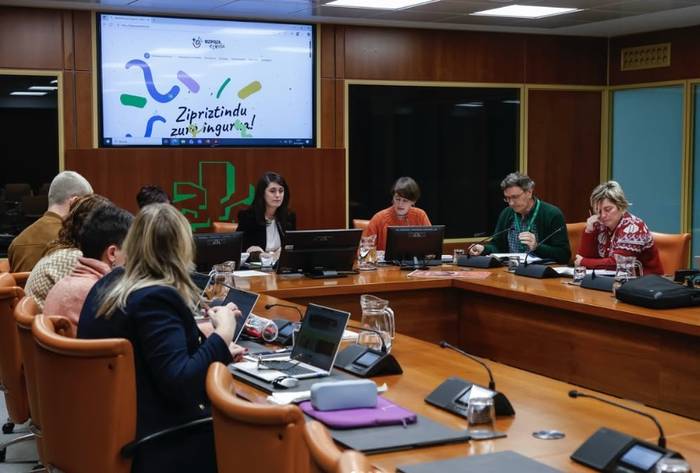 Bizipoza Eskola aurkeztu dute Eusko Legebiltzarrean