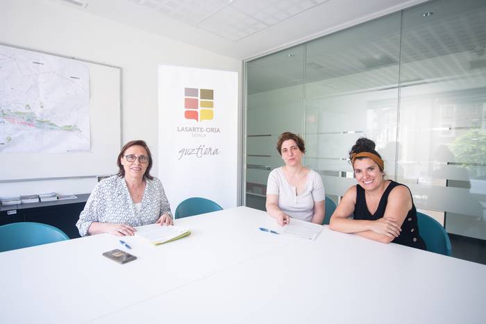 Oporrak Bakean egitasmoa sustatzeko hitzarmena sinatu dute