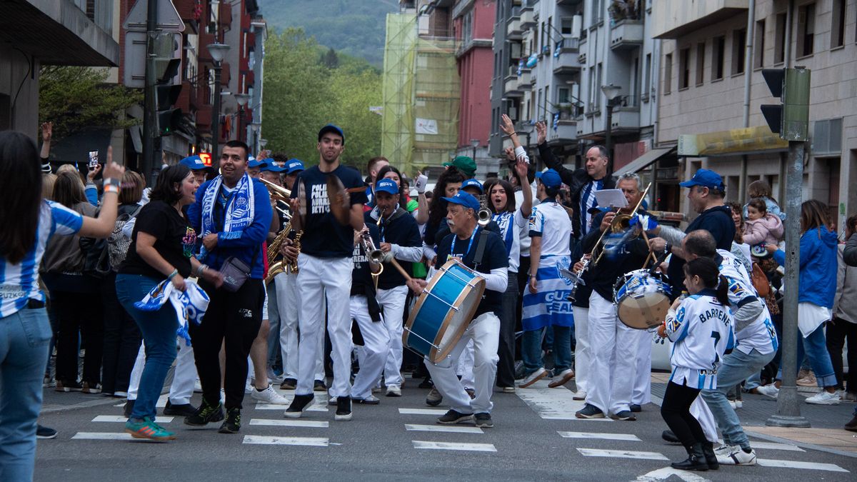 Olatu txuri-urdinak hartu zuen herria