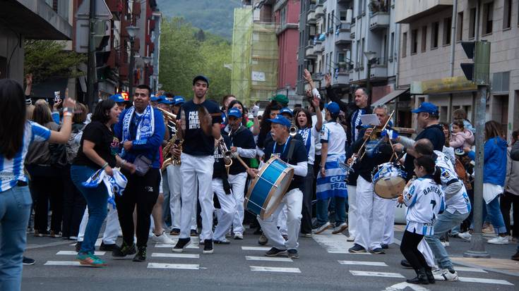Olatu txuri-urdinak hartu zuen herria