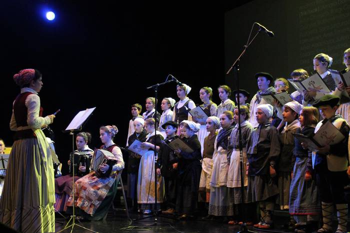 Gabonetako doinuak kultur etxean