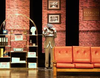 'Donosti 1987. Un asunto de txapelas' antzezlana