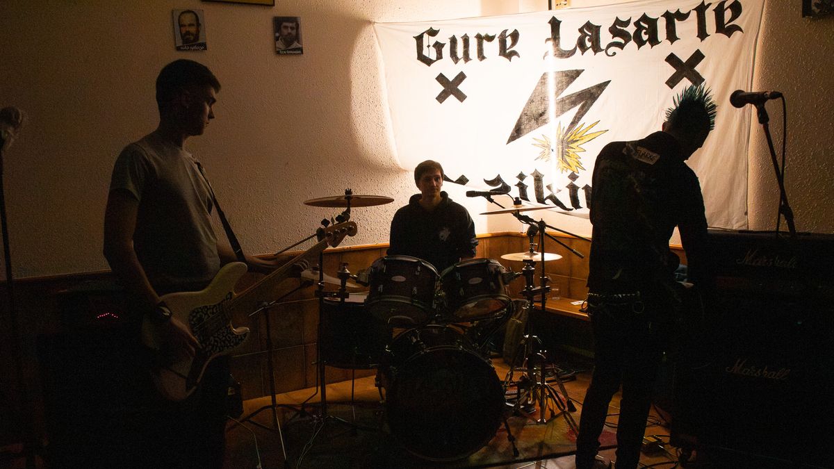 Herria "zikintzen" jarraitzen dute