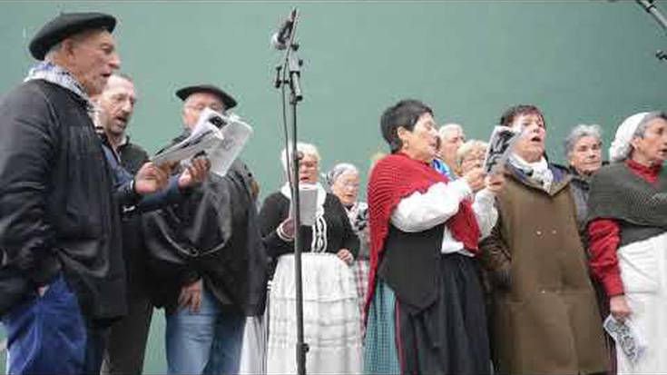 Bazkalostean, Xumela, Montetxio (Zarautz) eta Olagarro (Hondarribia) abesbatzetako kideek emanaldia eskaini dute