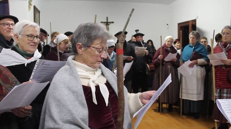 Brigitarren komentuko mojekin batera kantatu dute Xumelako kideek Santa Ageda bezperan