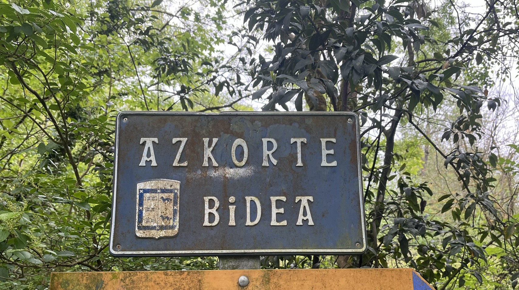 Toponimoz beteta dago Azkorte ermitara igotzeko bidea
