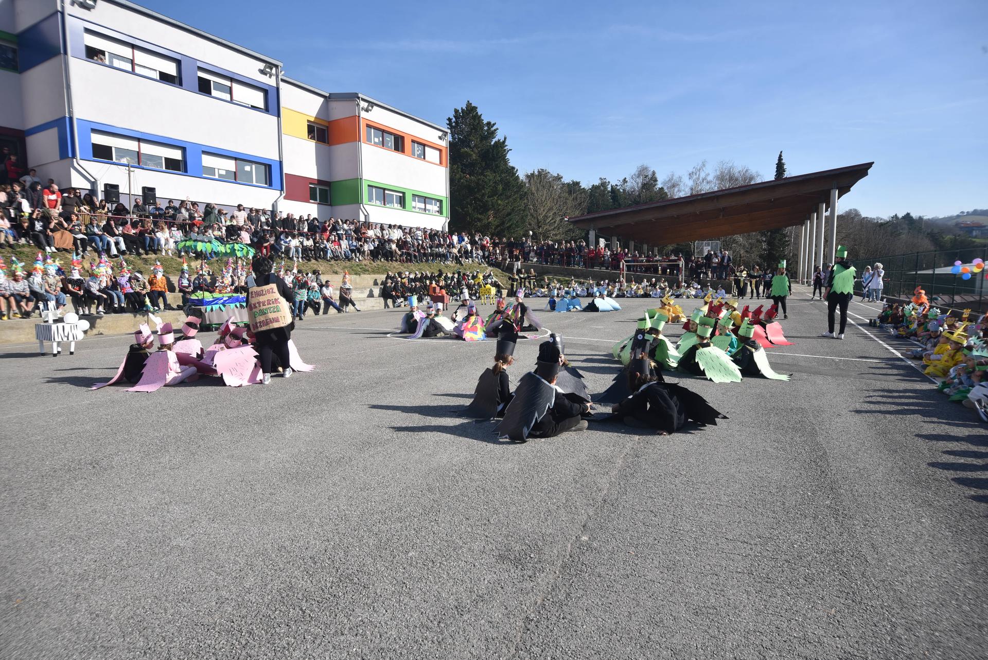 Ikastetxeetako haurren emanaldiak asteburuko pelikulen aurrekari izan dira