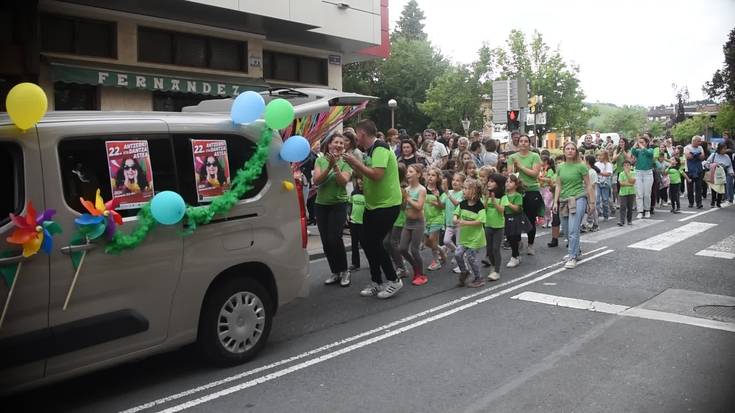 Kukukako ikasle eta irakasleak, Kale Nagusia zeharkatzen