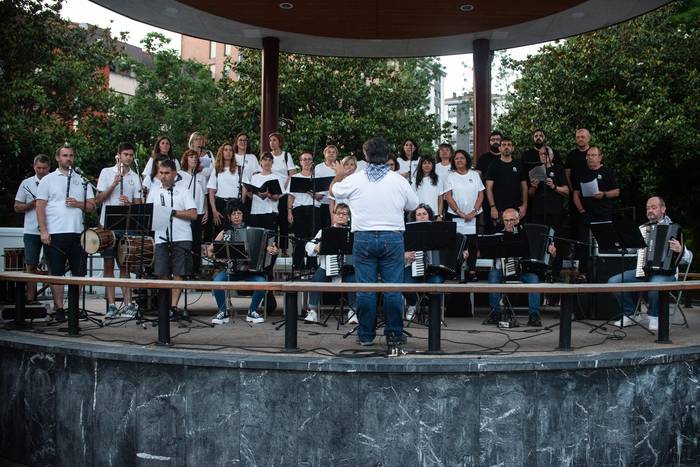 Zero Sette Akordeoi Orkestraren emanaldia