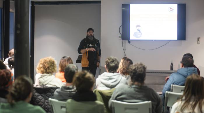 Mikel Cerezo: "Eredua eman bitartean hezi behar ditugu gure seme-alabak"