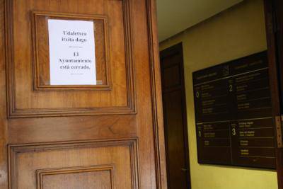 Udal bulegoak aste osoan itxita direlako barkamena eskatu du alkateak