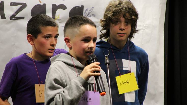 'Gelatik plazara' sariketan parte hartzen ari dira Earra bertso eskolako zenbait kide