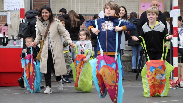 Txarretik festa atera dute  Iñigo de Loiola kaleko bizilagunek