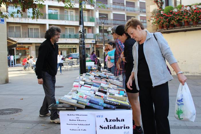 Kultur azoka solidarioa Okendo plazan