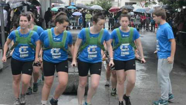 Hogei minutuan 51 plaza eta erdi egin dituzte Emarri taldeko neskek, 550 kiloko harria arrastaka eramanez