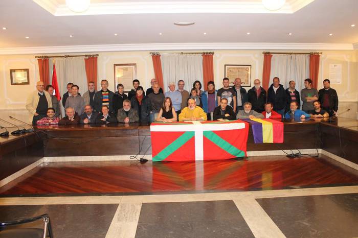 Espainiako bandera Udaletxeko balkoian jartzeko inposaketaren aurka