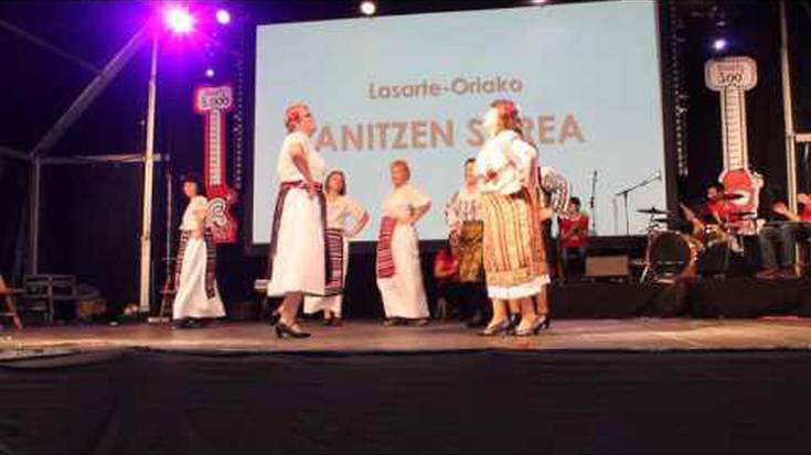Errumaniako dantzari taldeaak emanaldi laburra eskaini du oholtzan