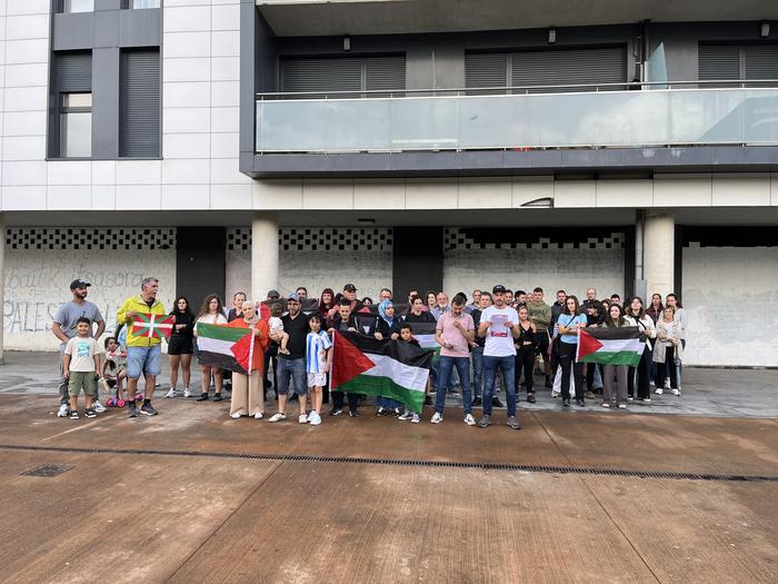 Palestinari elkartasuna adierazteko marraztutako horma irudian egindako pintaketak salatu dituzte