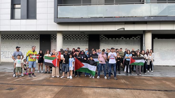 Palestinari elkartasuna adierazteko marraztutako horma irudian egindako pintaketak salatu dituzte