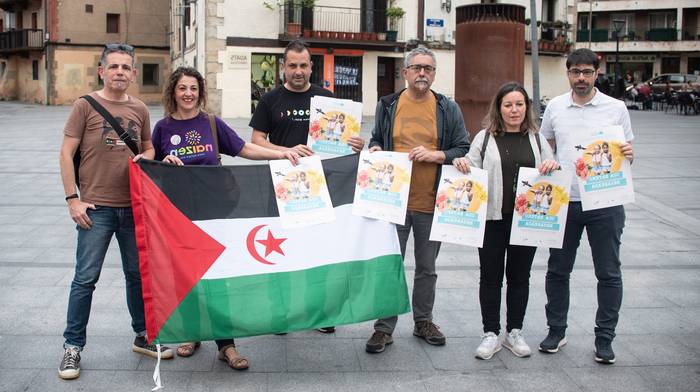 Haur sahararrei uda bateko besarkada ematera deitu dituzte lasarteoriatarrak