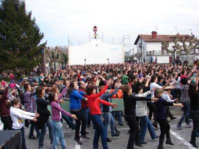 Zubietako Flash Mob-a ikusgai interneten