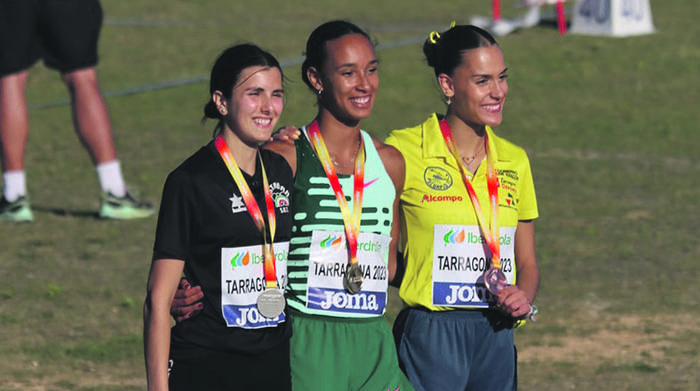 Ostadarreko Naroa Furundarena eta Helene Martin podiumean izan dira
