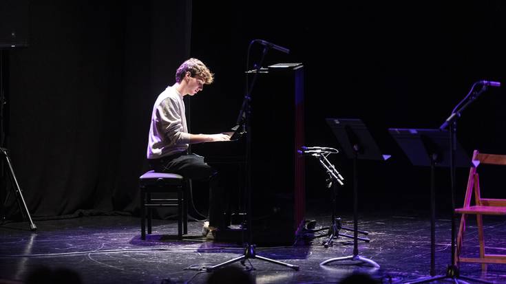 Musika ikasleak ez dira kikildu oholtza gainean