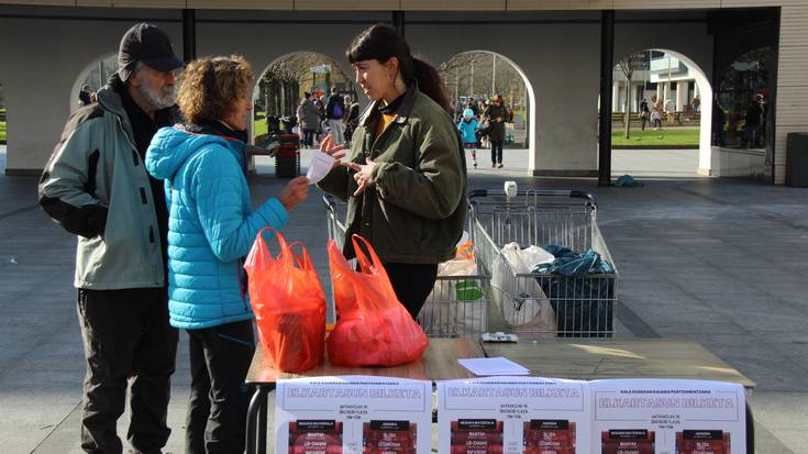 Lasarte-Oriako elkartasun sareak bilketa solidarioa egin du larunbat goizean Okendo plazan