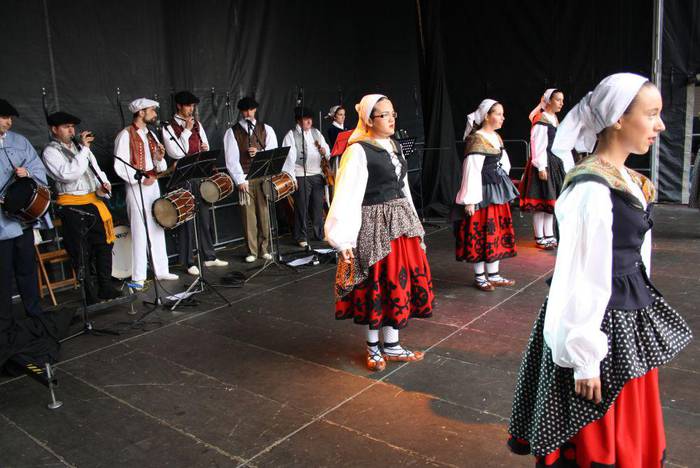 Ereketz EDTren emanaldi polita Okendo plazan