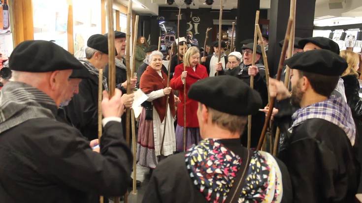 Erketz EDTko lagunek ere urteroko ohiturari eutsi diote Santa Agenda bezperan