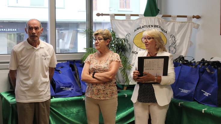 Sanpedroen atarian mahai jolasen sari banaketa egin dute erretiratuek