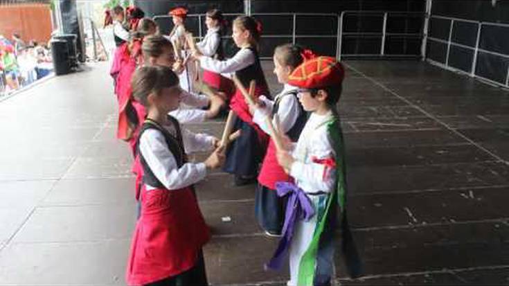 Arkaitz dantza taldekoek, besteak beste, makil txiki dantza eskaini dute