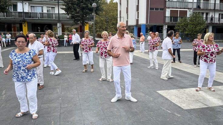 Astearte arratsaldea girotu dute Biyak Bat egoitzako dantzariek