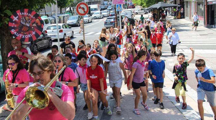 Sanpedroetako makarroi janerako txartelak salgai jarri dituzte