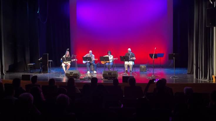 'Nere herriko neskatxa maite' jo dute, gitarrarekin