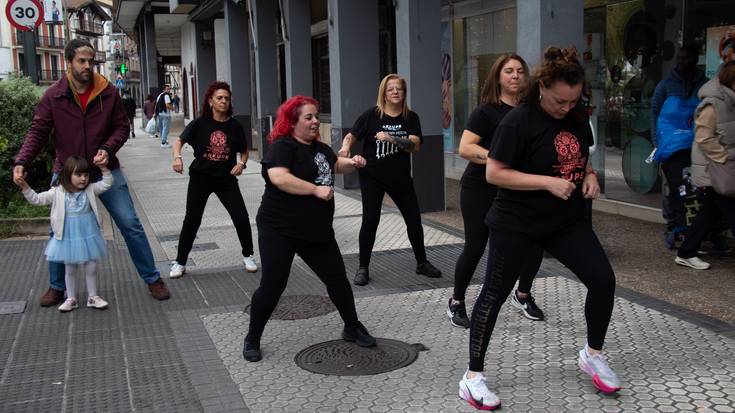 Patricia Martinen neskek dantza emanaldia eskaini zuten